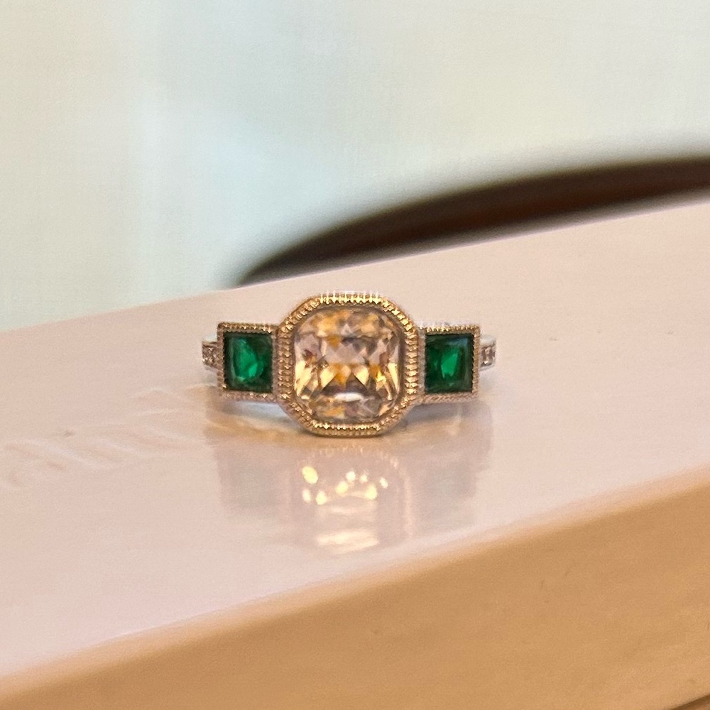 Vintage Size 5.75 Silver & Emerald Green CZ 3 Stone Gemstone Ring Diamond CZs